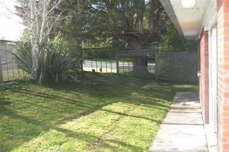 Photo of property in 1/2 Gregg Place, Sunnyvale, Auckland, 0612