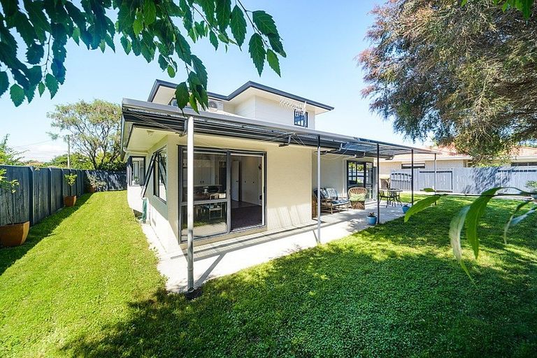 Photo of property in 17 Woburn Place, Takaro, Palmerston North, 4412