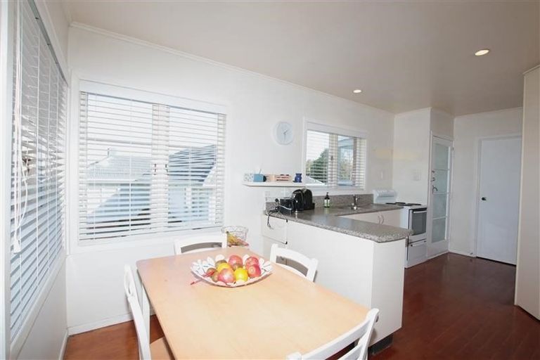 Photo of property in 21 Essex Street, Te Atatu South, Auckland, 0610