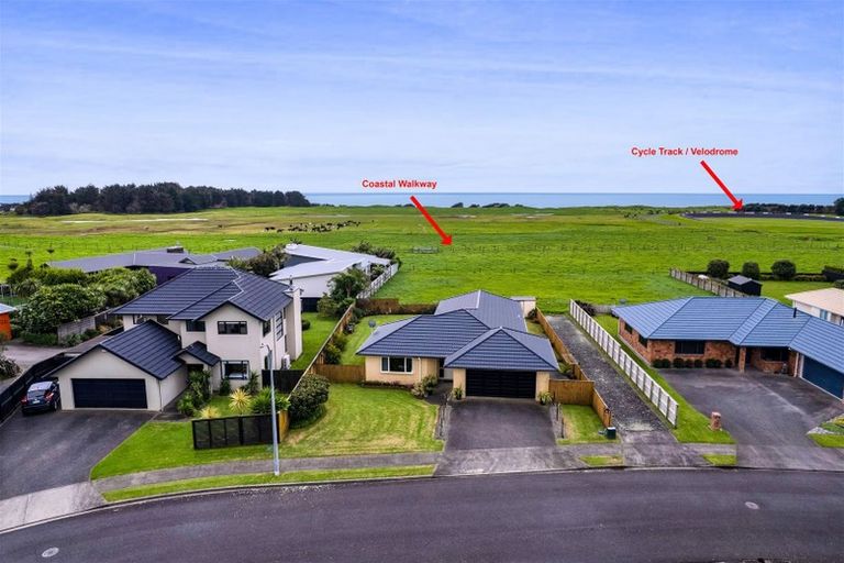 Photo of property in 13 Dolphin Parade, Bell Block, New Plymouth, 4312