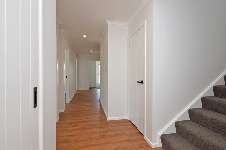 Photo of property in 19 Bendigo Grove, Newlands, Wellington, 6037