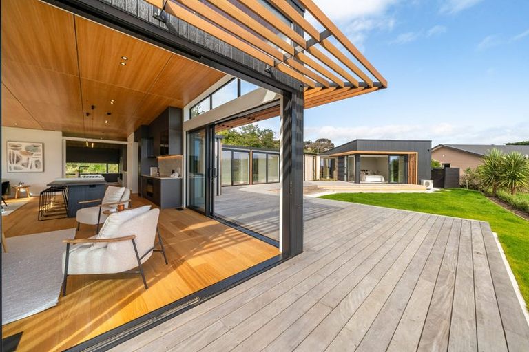 Photo of property in 43 Paekakariki Hill Road, Pauatahanui, Porirua, 5381