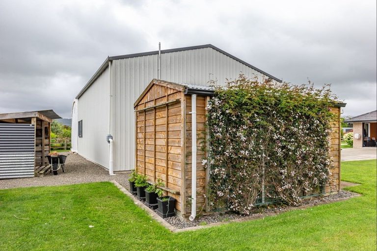 Photo of property in 52 Garth Road, Levin, 5571