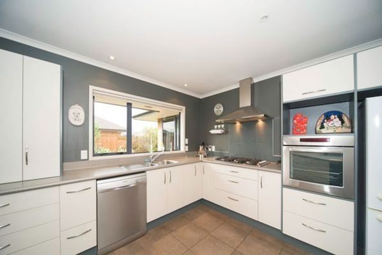 Photo of property in 12 Johnstone Drive, Fitzherbert, Palmerston North, 4410