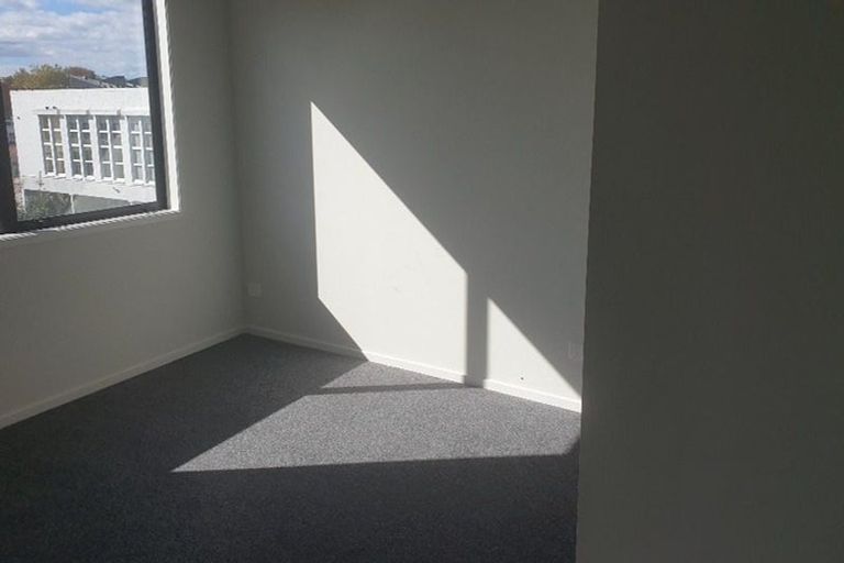 Photo of property in 7/5 Peachgrove Road, Te Atatu Peninsula, Auckland, 0610