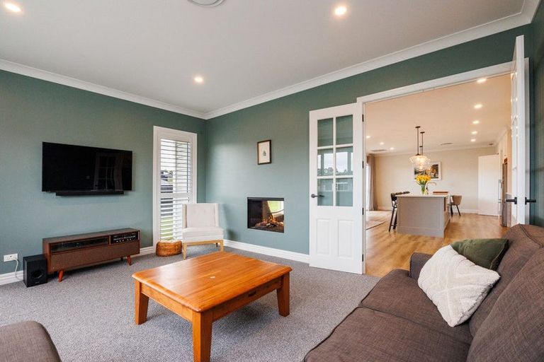 Photo of property in 44 Vaucluse Heights, Fitzherbert, Palmerston North, 4410