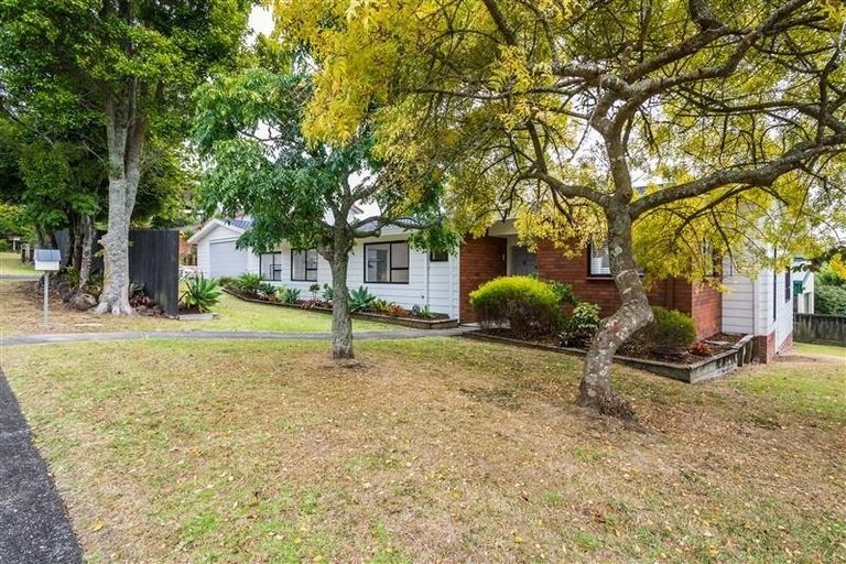 Photo of property in 2 Serrata Place, Browns Bay, Auckland, 0630