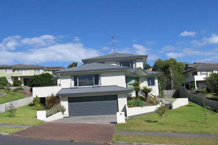 Photo of property in 24 Goldfinch Rise, Unsworth Heights, Auckland, 0632