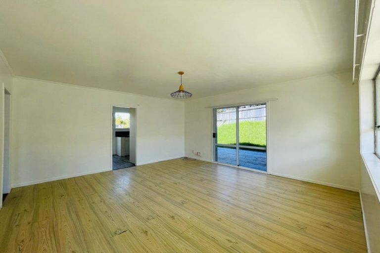 Photo of property in 1/17 Ayton Drive, Totara Vale, Auckland, 0629