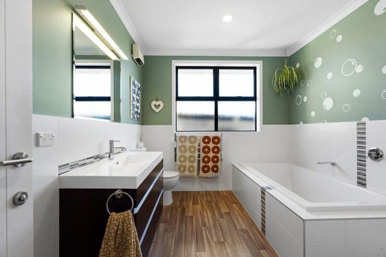 Photo of property in 28 Reynolds Road, Havelock North, 4130