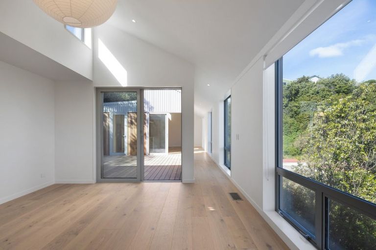 Photo of property in 129 Houghton Bay Road, Houghton Bay, Wellington, 6023