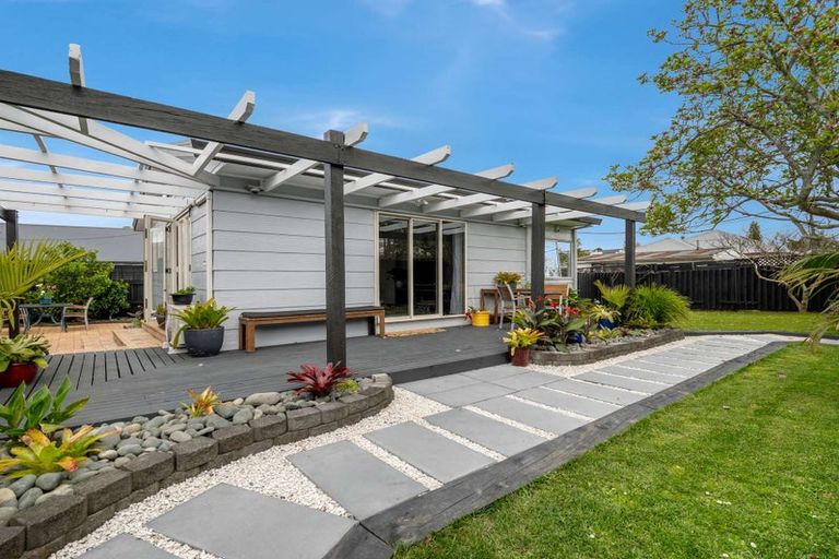 Photo of property in 2/1 Woodside Road, Massey, Auckland, 0614