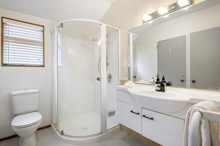 Photo of property in 24a Seaview Avenue, Northcote, Auckland, 0627