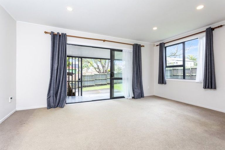 Photo of property in 2 Glucina Place, Glen Eden, Auckland, 0602