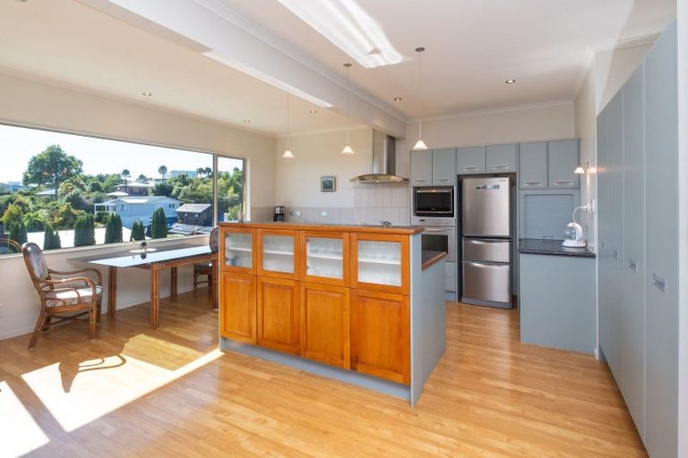 Photo of property in 16 Busby Hill, Havelock North, 4130