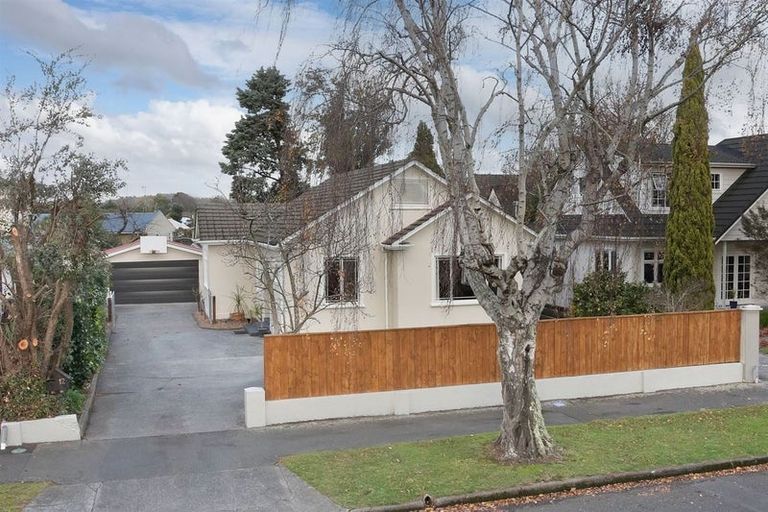 Photo of property in 12 Winston Avenue, Hokowhitu, Palmerston North, 4410
