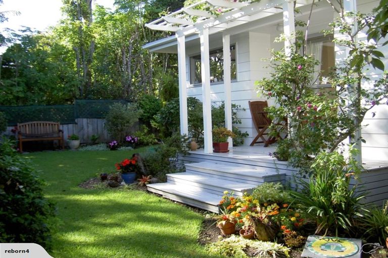 Photo of property in 2/20 Russell Street, Stanley Point, Auckland, 0624