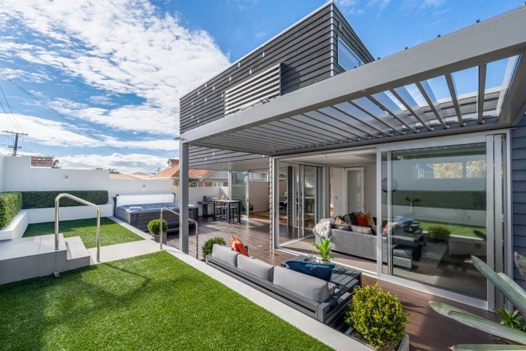 Photo of property in 33 Luplau Crescent, Cockle Bay, Auckland, 2014