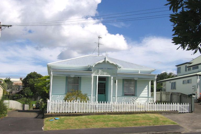 Photo of property in 35 Rutland Road, Stanley Point, Auckland, 0624