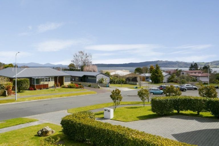 Photo of property in 28 Fairview Terrace, Waipahihi, Taupo, 3330