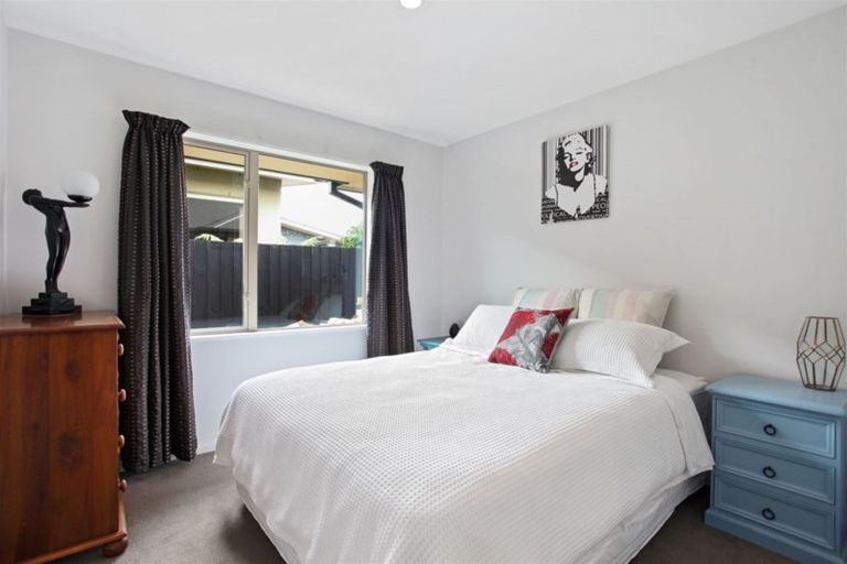 Photo of property in 5 Whio Close, Parklands, Christchurch, 8083