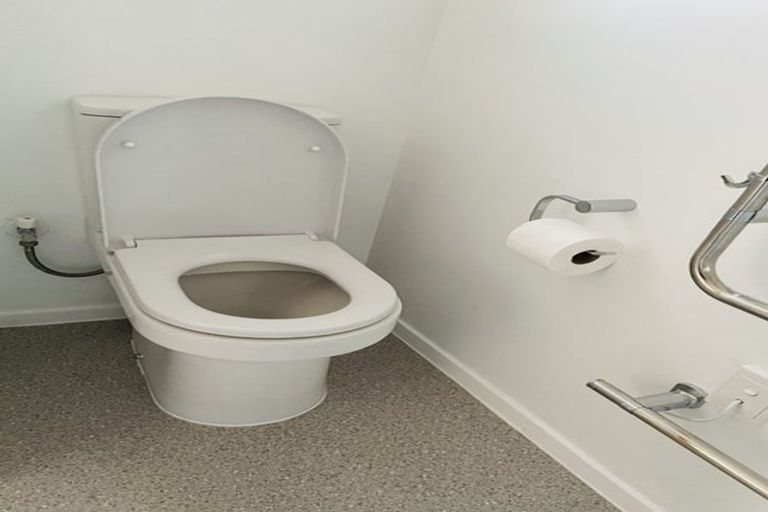 Photo of property in 1/122 Archers Road, Glenfield, Auckland, 0629