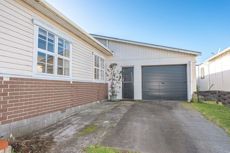 Photo of property in 98 Cornfoot Street, Castlecliff, Whanganui, 4501