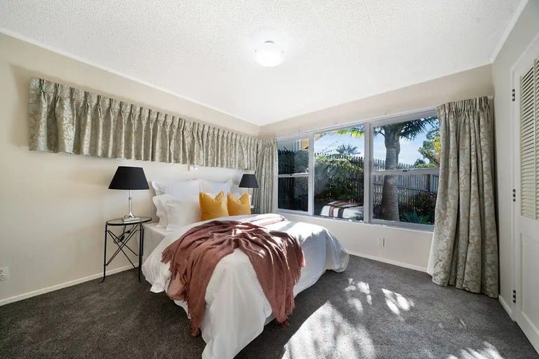 Photo of property in 28 Manhattan Heights, Glendene, Auckland, 0602