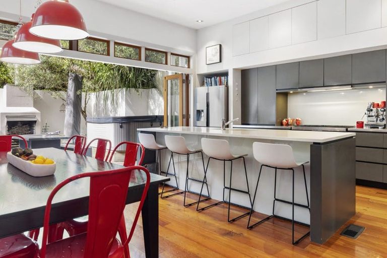 Photo of property in 43 Grove Road, Kelburn, Wellington, 6012