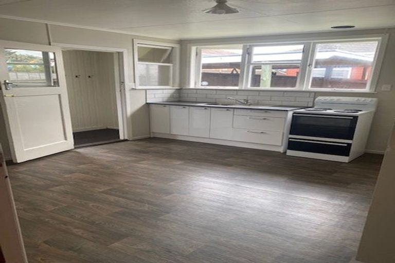 Photo of property in 3164 Great North Road, New Lynn, Auckland, 0600