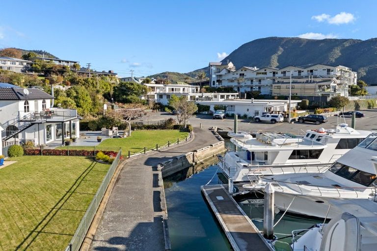 Photo of property in 37 Waikawa Road, Picton, 7220