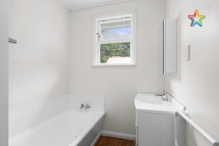 Photo of property in 8 Puriri Street, Eastbourne, Lower Hutt, 5013