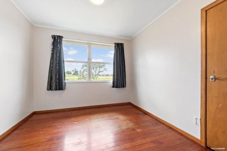 Photo of property in 34 Kirrie Avenue, Te Atatu South, Auckland, 0610