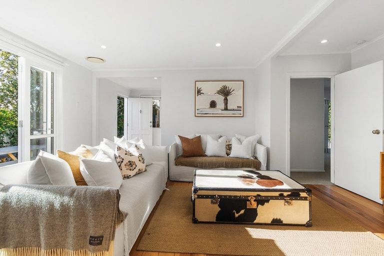 Photo of property in 24 Walmer Road, Point Chevalier, Auckland, 1022
