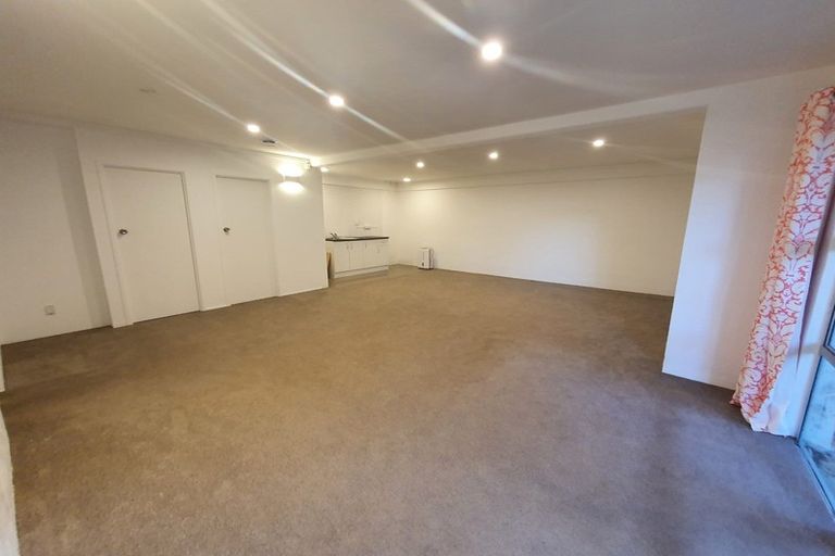 Photo of property in 2/42 Knightsbridge Drive, Forrest Hill, Auckland, 0620
