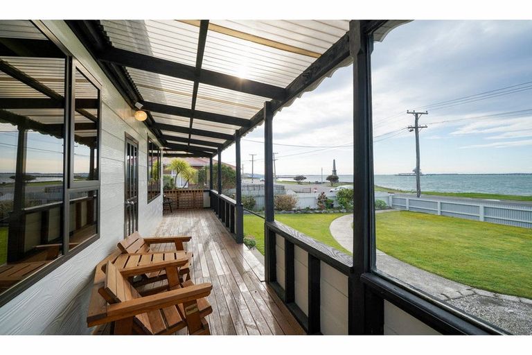 Photo of property in 220 Marine Parade, Bluff, 9814