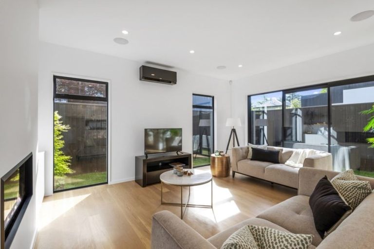 Photo of property in 21 Aikmans Road, Merivale, Christchurch, 8014