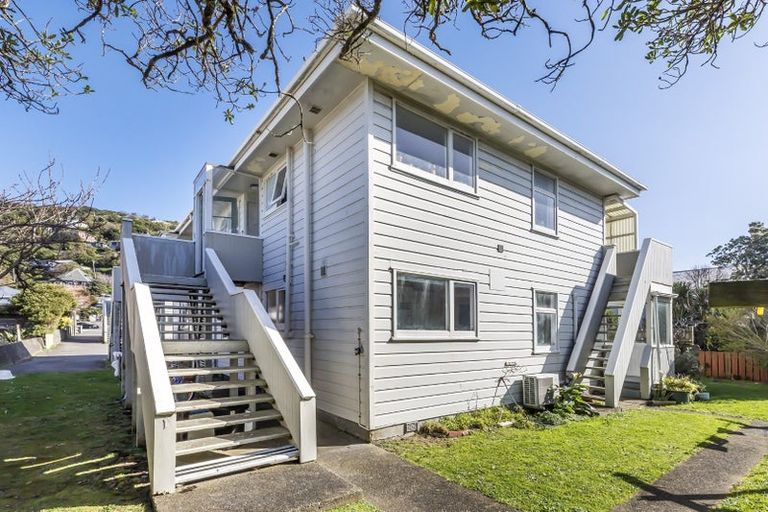 Photo of property in 3/139 Queens Drive, Lyall Bay, Wellington, 6022