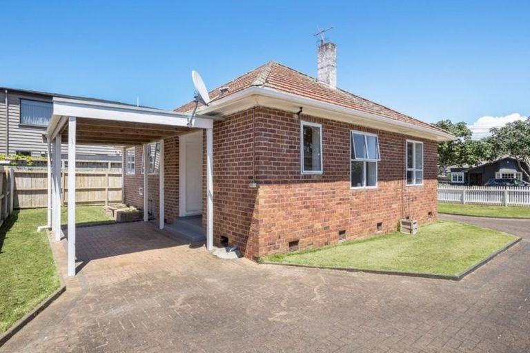 Photo of property in 26 Queensway, Three Kings, Auckland, 1024