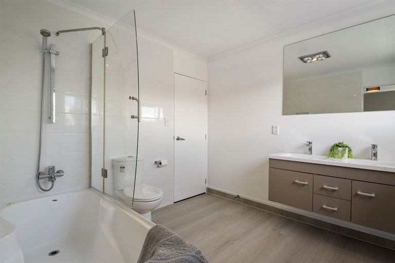 Photo of property in 116a Forrest Hill Road, Forrest Hill, Auckland, 0620