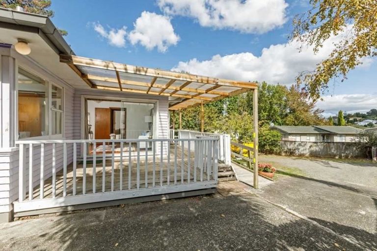 Photo of property in 49 Totaravale Drive, Totara Vale, Auckland, 0629