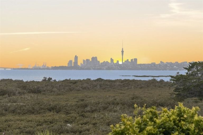 Photo of property in 1/44 Rewarewa Road, Te Atatu Peninsula, Auckland, 0610