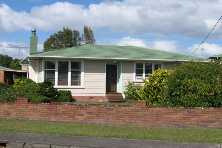 Photo of property in 35 Ward Crescent, Te Atatu Peninsula, Auckland, 0610