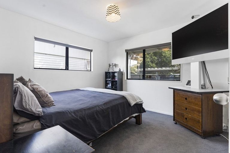 Photo of property in 61a Graham Avenue, Te Atatu Peninsula, Auckland, 0610