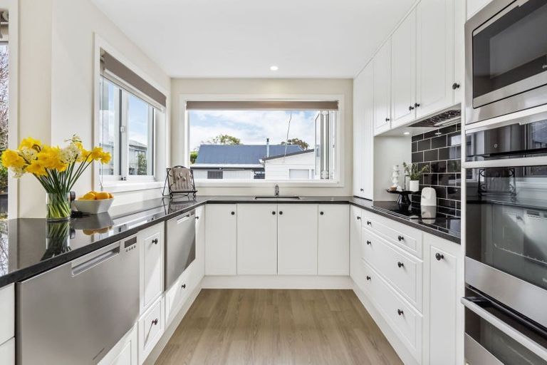 Photo of property in 11 Wellesley Road, Mangere Bridge, Auckland, 2022