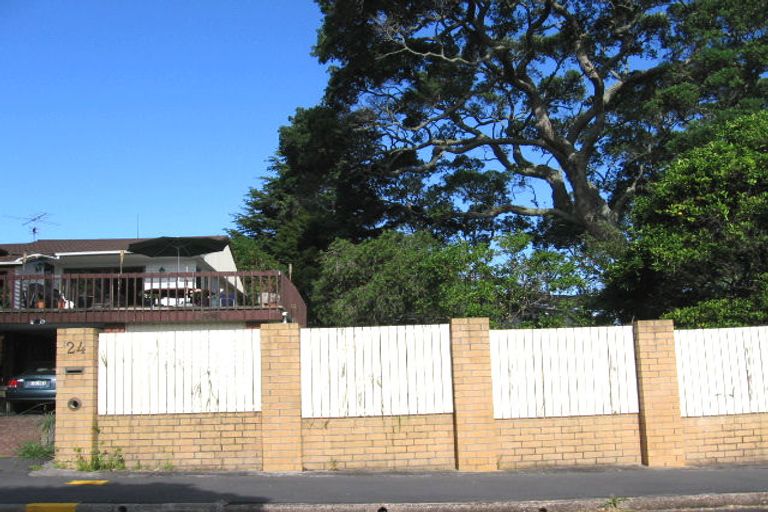 Photo of property in 24 Howard Road, Northcote, Auckland, 0627