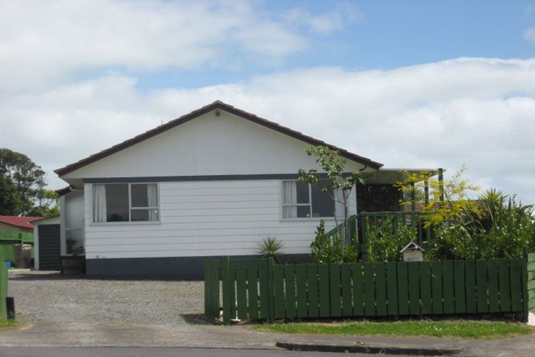Photo of property in 17 Bundena Place, Clendon Park, Auckland, 2103