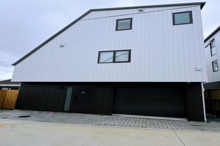 Photo of property in 12e Elcoat Avenue, Te Atatu South, Auckland, 0610