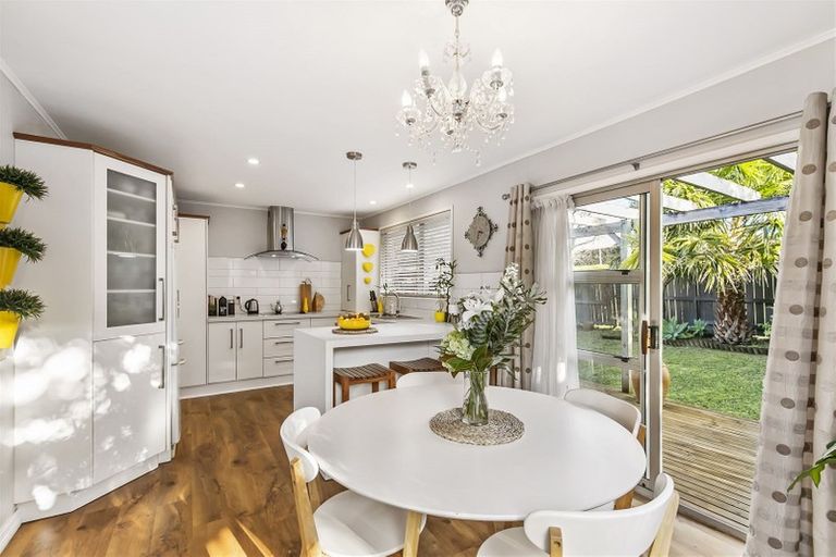 Photo of property in 1/57 Sunset Road, Totara Vale, Auckland, 0629