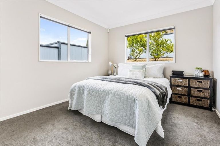 Photo of property in 26 Bernleigh Terrace, West Harbour, Auckland, 0618
